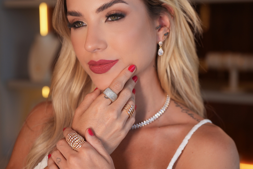 Como Combinar Prata e Dourado em um Look Elegante com Semijoias