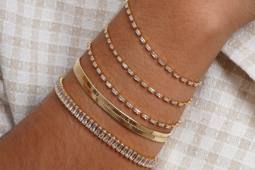 Combinações de pulseiras minimalistas para valorizar as semijoias Munrá