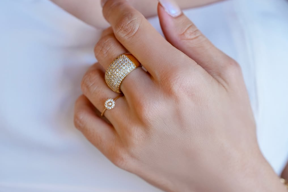 Combinação de Maxianel e Anel Minimalista: Estilo e Sofisticação