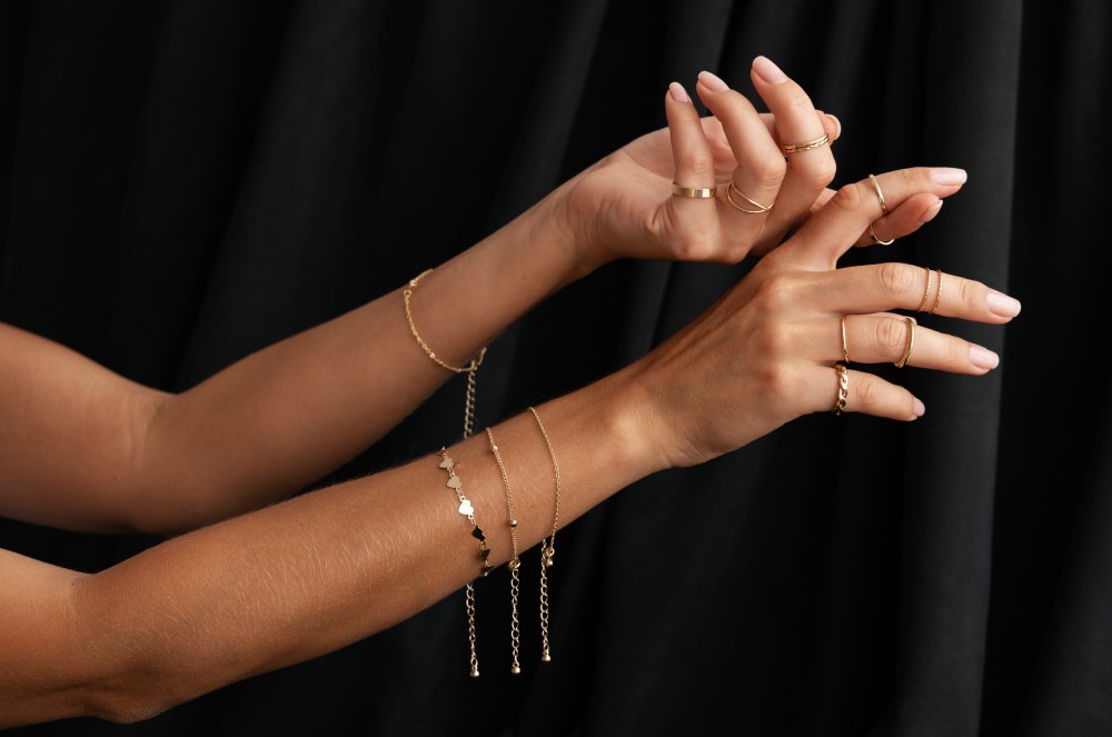 Quando Usar Semijoias Cravejadas, Ouro ou Prata: Guia para Escolher o Acessório Ideal