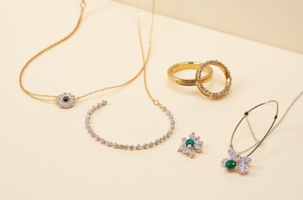 Minimalismo, maximalismo ou mix? Como as tendências de estilo influenciam suas vendas de semijoias