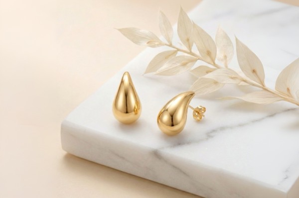 Munrá Semijoias: O charme do brinco gota e a elegância da argola