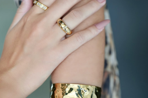 O Poder das Semijoias Douradas: Elegância nos Detalhes