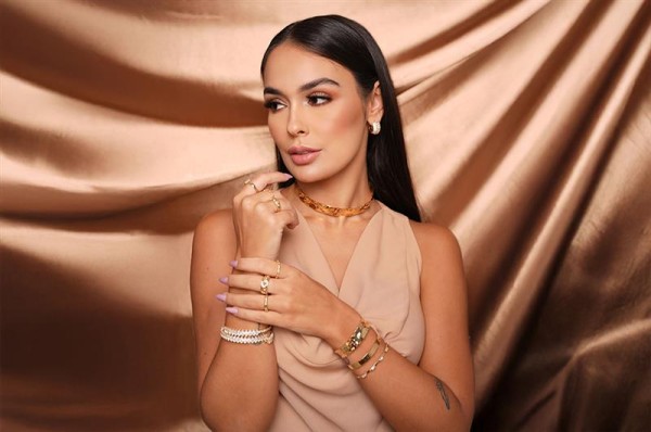 A elegância das semijoias douradas Munrá