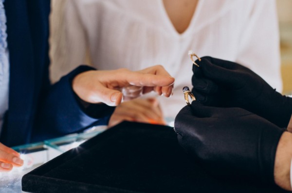 A psicologia por trás do ato de se presentear: por que consumidores compram mais em datas comuns do que em datas especiais?