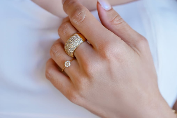 Combinação de Maxianel e Anel Minimalista: Estilo e Sofisticação