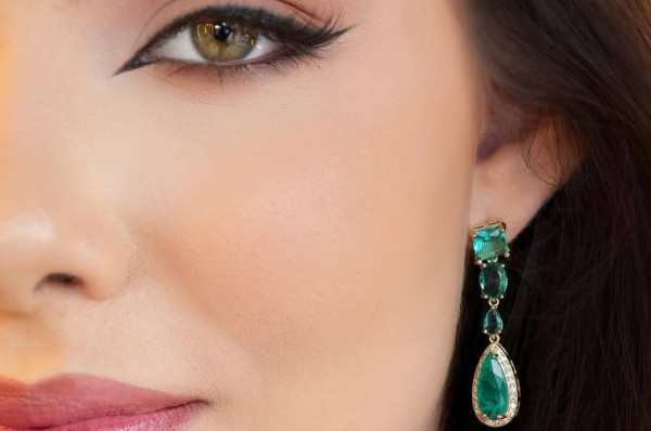 A elegância do dourado e do verde esmeralda: uma combinação que encanta e vende