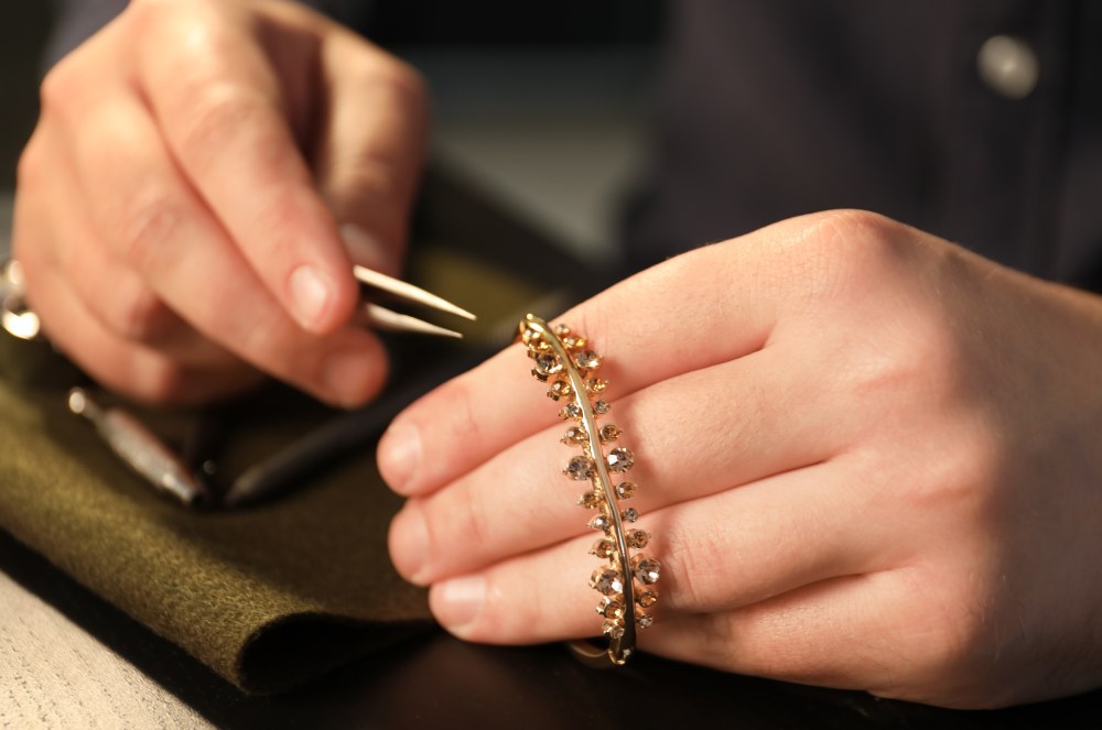 O que é uma semijoia? Conheça a beleza, qualidade e versatilidade da Munrá