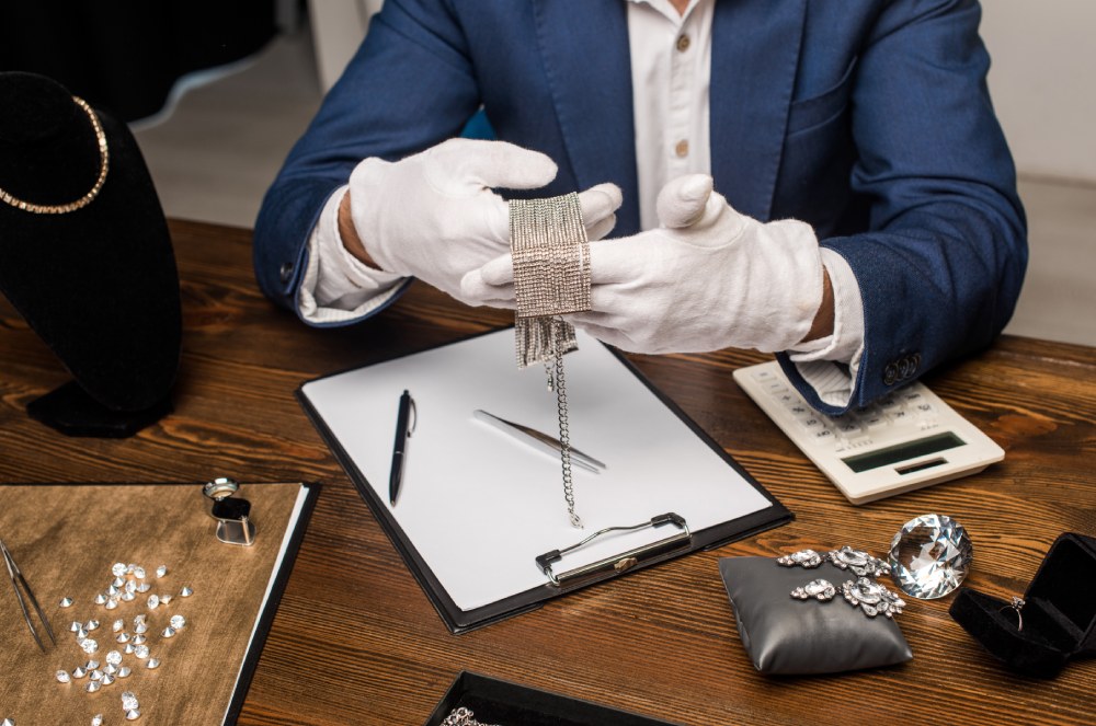 Revender Semijoias: Estratégias, Cuidados e Sucesso no Mercado