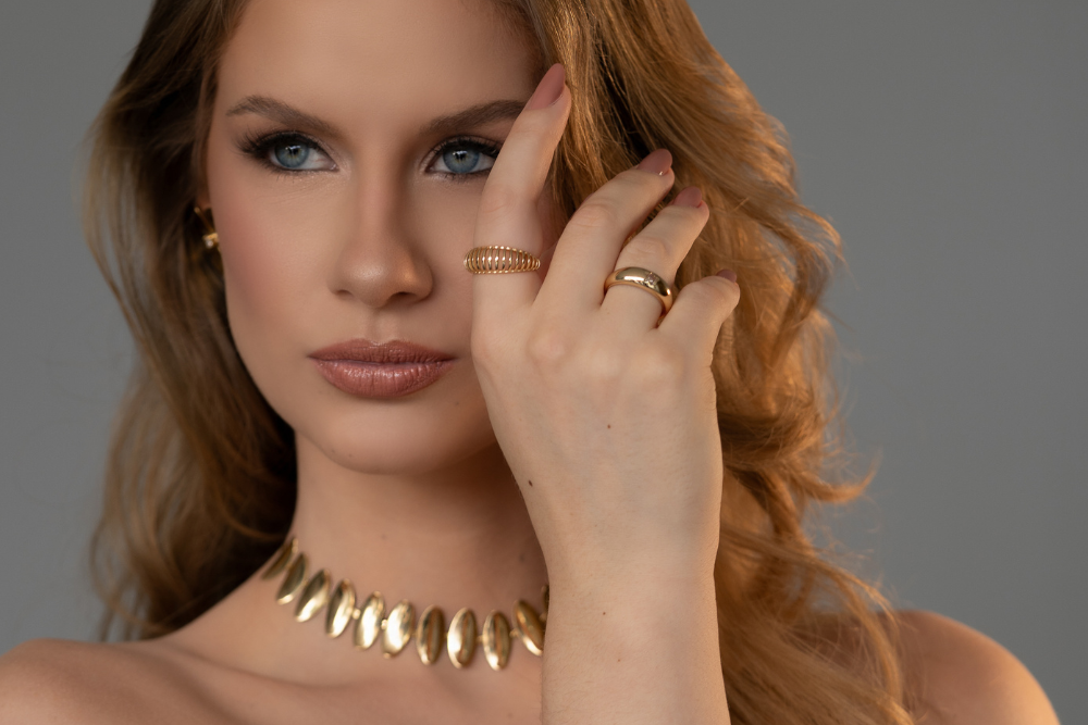 O poder dos acessórios dourados: elegância e versatilidade