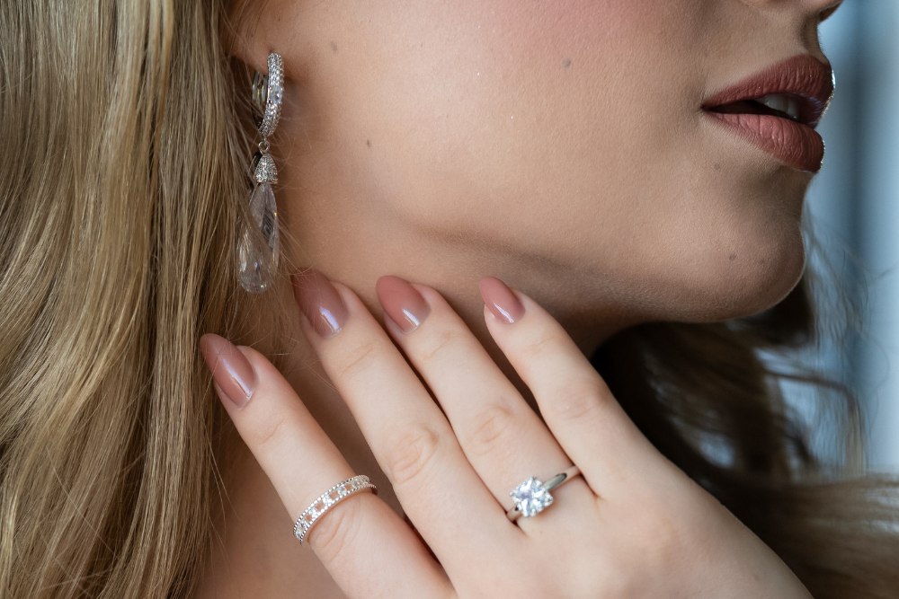 Revenda Semijoias Munrá: Oportunidade de Lucro com Peças Modernas